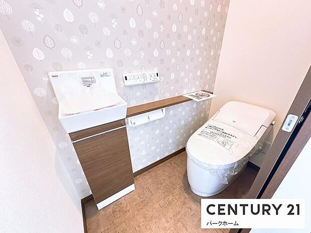 すっきりとしたデザインの、温水洗浄便座付きトイレです。大きな形状の手洗いボウルが嬉しいですね。