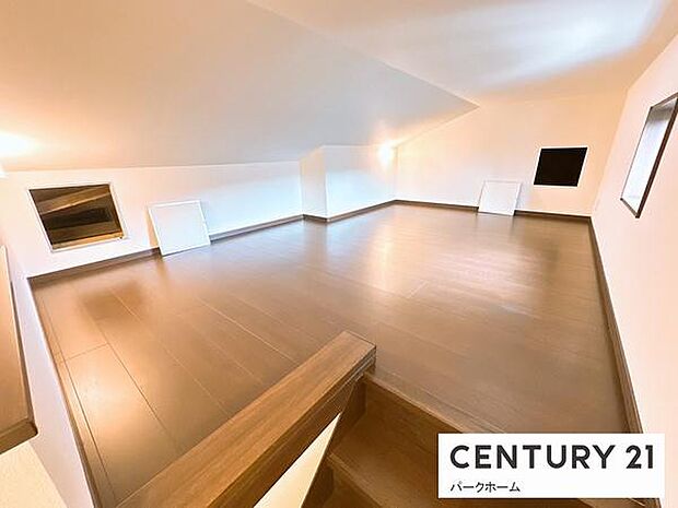 大容量の収納スペースが確保できる小屋裏収納付き！階段で上り下りできるので、使い勝手もいいです！