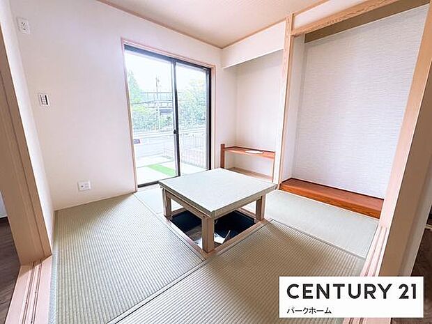 楽な姿勢でくつろげる、掘りごたつのある和室。