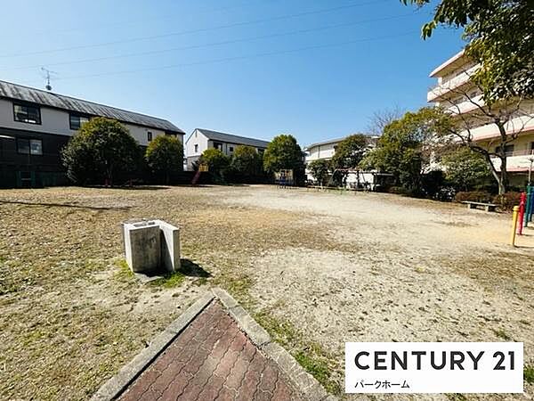 【公園】敷地内の大きな公園でのびのびと遊べます！遊具も揃っています。