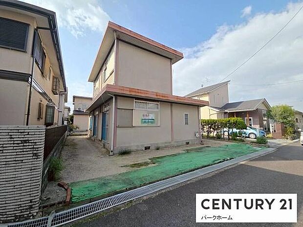 前面道路は交通量控えめで落ち着いた住環境