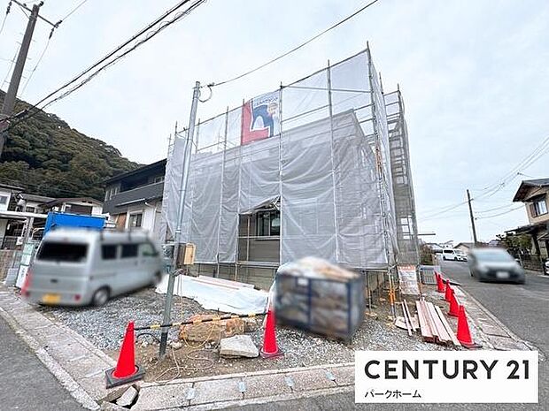 周辺は2階建て中心の住宅街で落ち着いた住環境。生活動線を描きやすい立地です。