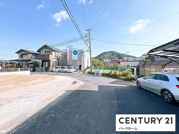 周辺は2階建て中心の住宅街で落ち着いた住環境。生活動線を描きやすい立地です。