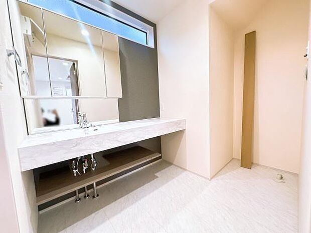 【洗面所】洗面化粧台三面鏡で収納力たっぷりです!