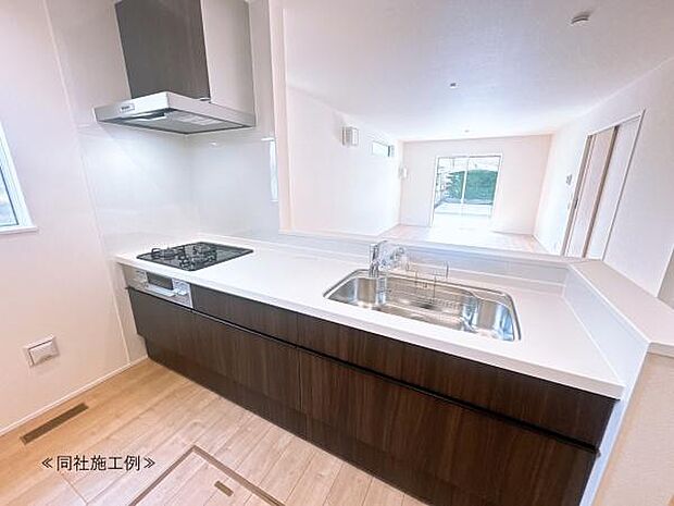 【キッチン】見通しの良いオープンキッチンですので、家事をしながらご家族との時間を楽しめます!