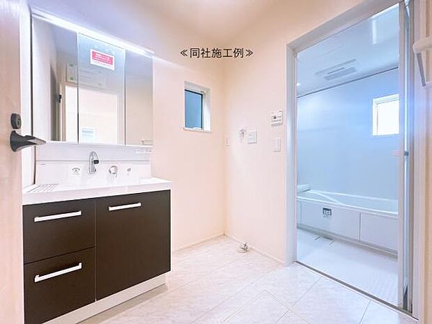 【洗面所】大型三面鏡キャビネットで化粧品などの小物類もしっかりと収納できます。衣類やタオルの片づけも出来るスペースもございます!