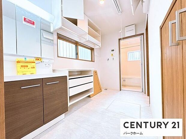 【洗面所】大型三面鏡キャビネットで化粧品などの小物類もしっかりと収納できます。衣類やタオルの片づけも出来るスペースもございます！