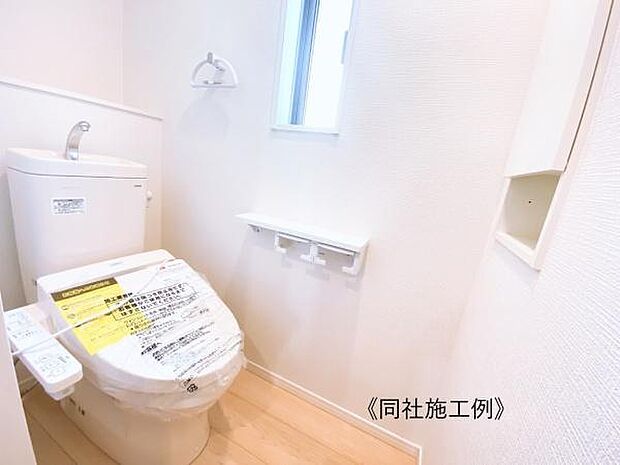 スッキリとしたデザインの温水洗浄便座付きトイレ。