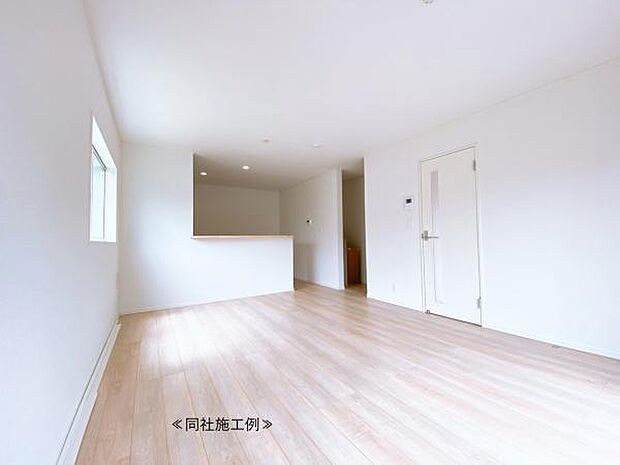 生活の中心となるLDKは対面キッチンタイプのゆったりサイズ。生活動線をワンフロアに集中させることで、ご家族が自然と集まる空間を設計から実現しました。