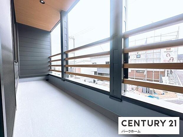 【バルコニー】日当たりの良い広々したバルコニーで洗濯物も楽ちん！