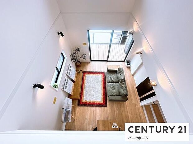 吹き抜けリビングにたっぷりの光が差し込む、開放感あふれる空間。大きな掃き出し窓と高窓から一日を通して明るさを感じられ、家族が自然と集まる心地よいリビングダイニングです