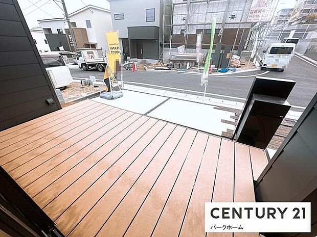 【ウッドデッキ】夏には日向ごっこもできますしバーベキューなどもできます