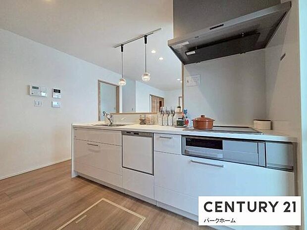 面倒な食器洗いは食洗機にお任せ！食後の片付け時間が短縮され、家族団らんの時間や自分のための時間が増えます。高温洗浄で手洗いよりもピカピカに。忙しい毎日にゆとりを生む嬉しい設備です。