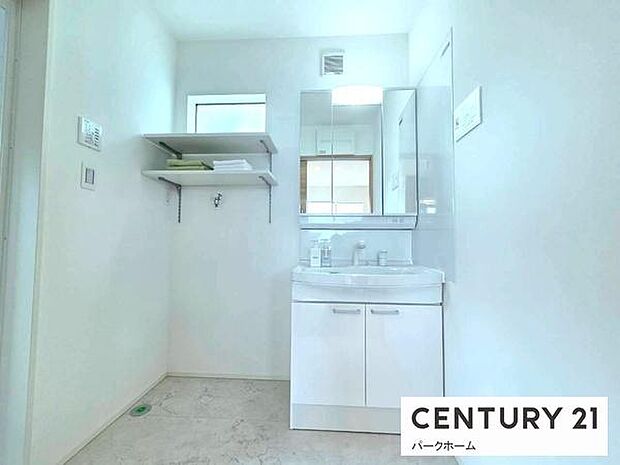 【洗面所】洗面化粧台三面鏡で収納力たっぷりです!