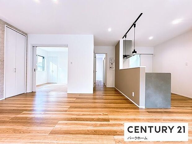 【リビング】明るいリビングです!陽当たりも良く、気持ちのいいリビングになっております。