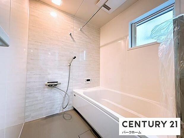 【バスルーム】日々の疲れを癒すバスルームです!浴室乾燥暖房機能はもちろん、換気の為の窓があるのもポイント!