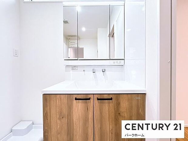 【洗面所】洗面化粧台三面鏡で収納力たっぷりです!