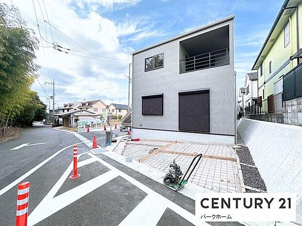 目の前には竹林が広がり、四季折々の自然を感じられる住環境です。陽当たりも良く、開放感あふれる新生活を始めませんか。