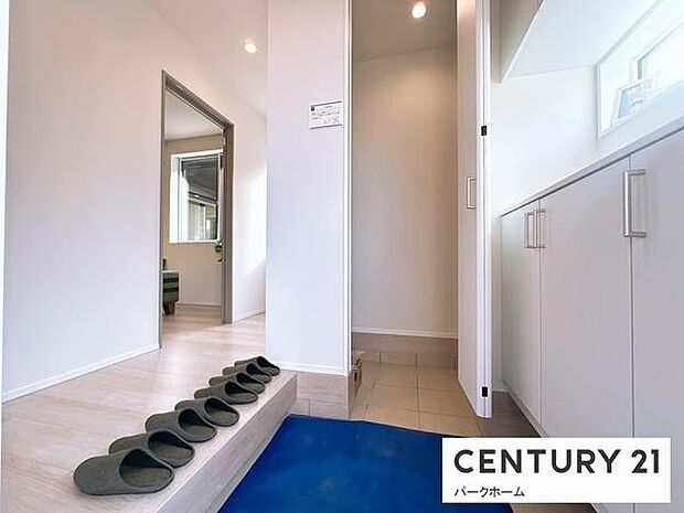 【玄関】広々とした明るい玄関です!土間収納もあり、ベビーカ―やアウトドア用品等も置いておけます!