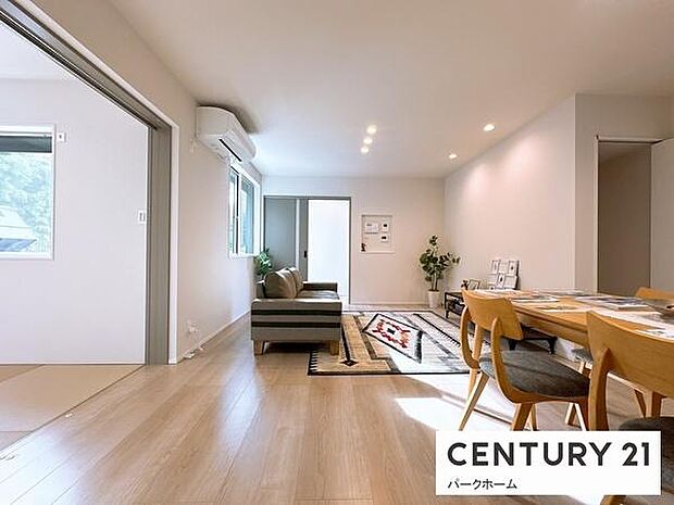 【リビング】ゆったりと寛げてコミュニケーションが広がりやすいレイアウトです