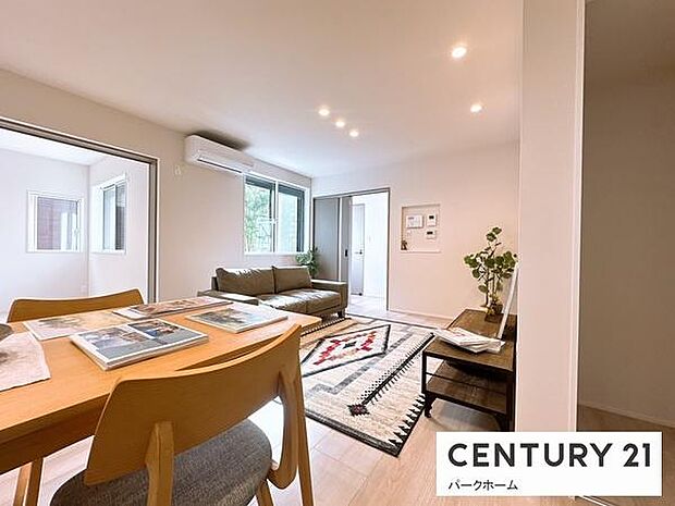 【ダイニング】家族だんらんを楽しめるダイニングルームです!