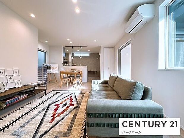 【リビング】大きな窓があり、陽当たりも良く、気持ちのいいリビングになっております!