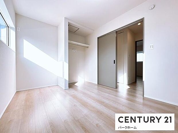 採光のある洋室。子供部屋や趣味のお部屋としてもお使いいただけます!