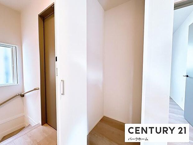 廊下にも使い勝手の良い収納付き!