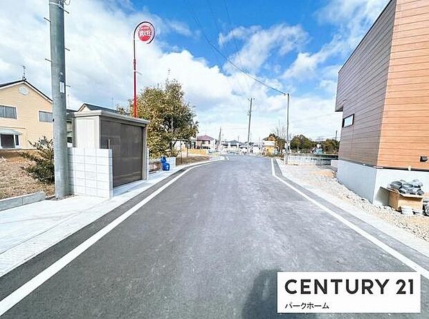 【前面道路】明るい大型分譲地のため、人通りや子育て世帯も多い街並みで安心です！