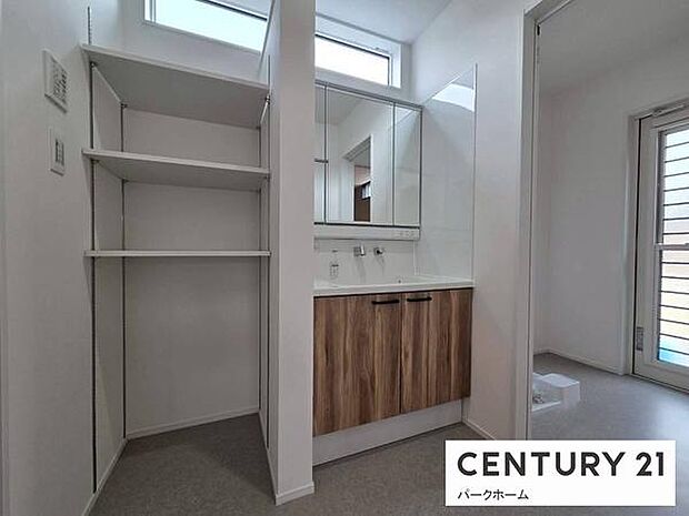 生活感が出やすい洗面所も、大型三面鏡とリネン庫のダブル収納でスッキリ!細々した化粧品から嵩張るタオルまで定位置を決めて収納でき、いつでも清潔で美しい空間を保てます。