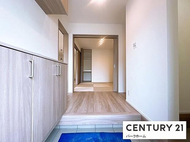 【玄関】土間収納もあり、ベビーカ―やアウトドア用品等も置いておけます！