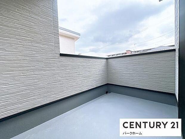 【バルコニー】日当たりの良い広々したバルコニーで洗濯物も楽ちん！