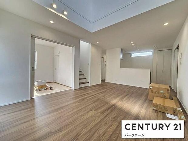 家族の笑顔が集まる広々リビング。自然と会話が弾む開放的なレイアウトで、ゆったりとした時間を過ごせます。家具の配置もしやすく、お好みのインテリアでくつろぎの空間を演出できます。