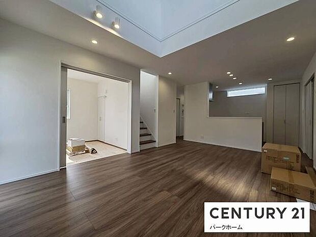 【リビング】吹き抜けがあるので、電気をつけなくても明るく快適に生活できます！