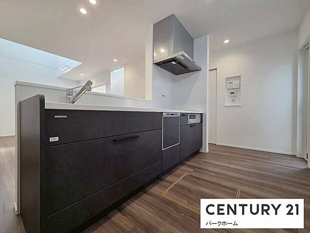 煮込み料理の待ち時間にPC作業や読書を。キッチン横の作業スペースなら、家事の合間を有効活用できます。動線もスムーズで、忙しい毎日にゆとりを生む便利な「家事ラク」スペースです。