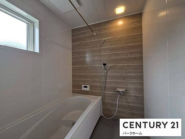 【バスルーム】日々の疲れを癒すバスルームです！浴室乾燥暖房機能はもちろん、換気の為の窓があるのもポイント！