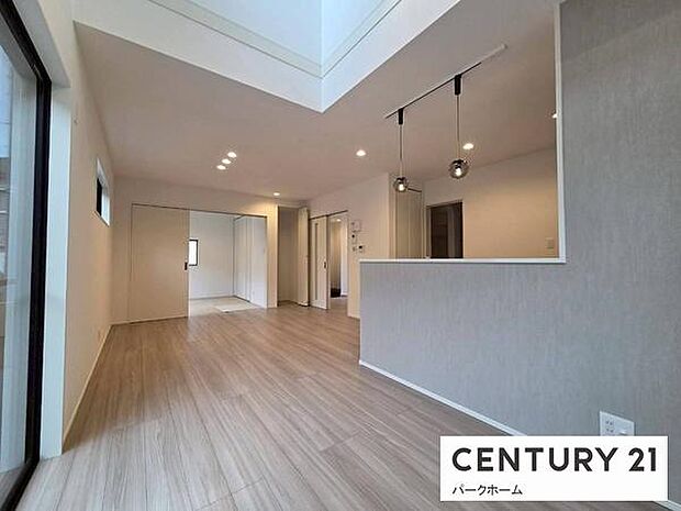 【リビング】吹き抜けがあるので、電気をつけなくても明るく快適に生活できます!