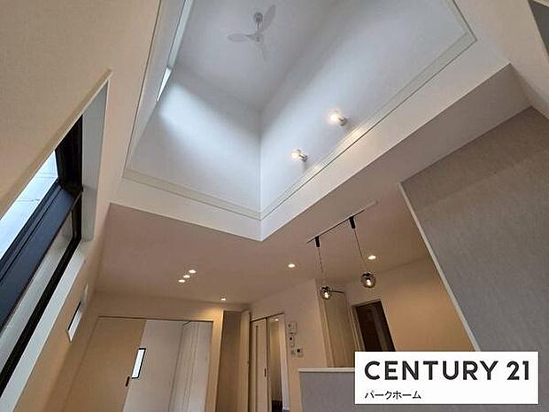 吹き抜けリビングにたっぷりの光が差し込む、開放感あふれる空間。大きな掃き出し窓と高窓から一日を通して明るさを感じられ、家族が自然と集まる心地よいリビングダイニングです