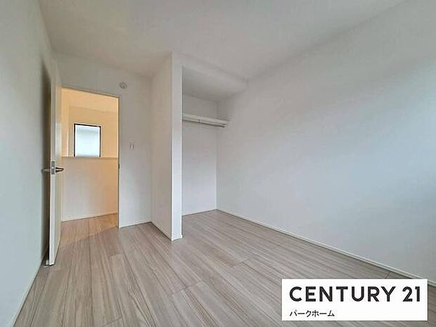 採光のある洋室。子供部屋や趣味のお部屋としてもお使いいただけます!