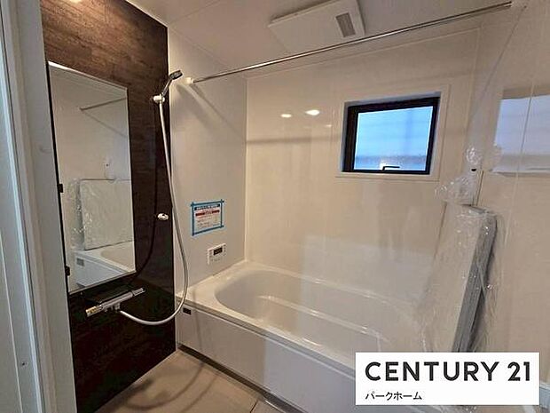 【バスルーム】日々の疲れを癒すバスルームです!浴室乾燥暖房機能はもちろん、換気の為の窓があるのもポイント!