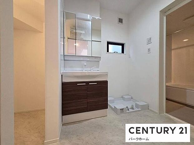 生活感が出やすい洗面所も、大型三面鏡とリネン庫のダブル収納でスッキリ!細々した化粧品から嵩張るタオルまで定位置を決めて収納でき、いつでも清潔で美しい空間を保てます。