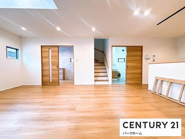 【リビング】ゆったりと寛げてコミュニケーションが広がりやすいレイアウトです