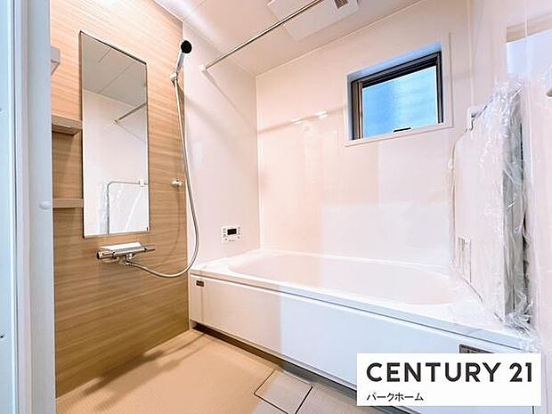 【バスルーム】日々の疲れを癒すバスルームです！浴室乾燥暖房機能はもちろん、換気の為の窓があるのもポイント！