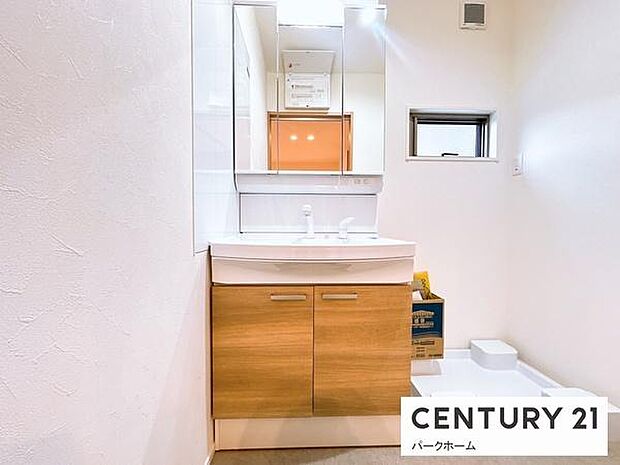 生活感が出やすい洗面所も、大型三面鏡とリネン庫のダブル収納でスッキリ！細々した化粧品から嵩張るタオルまで定位置を決めて収納でき、いつでも清潔で美しい空間を保てます。