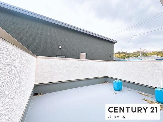 【バルコニー】日当たりの良い広々したバルコニーで洗濯物も楽ちん!