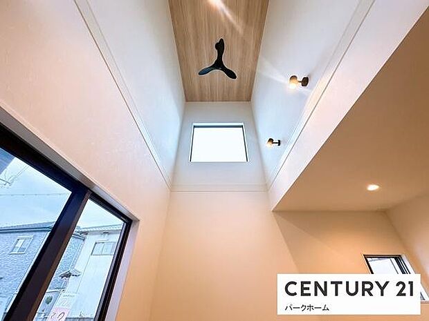 吹き抜けリビングにたっぷりの光が差し込む、開放感あふれる空間。大きな掃き出し窓と高窓から一日を通して明るさを感じられ、家族が自然と集まる心地よいリビングダイニングです