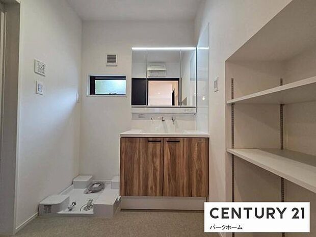 生活感が出やすい洗面所も、大型三面鏡とリネン庫のダブル収納でスッキリ!細々した化粧品から嵩張るタオルまで定位置を決めて収納でき、いつでも清潔で美しい空間を保てます。