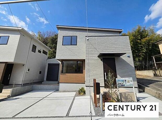 青空に映える白と木目のコントラスト。緑を望む、陽光あふれるモダンな邸宅