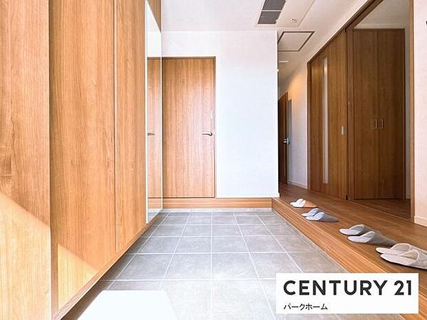 【玄関】土間収納もあり、ベビーカ―やアウトドア用品等も置いておけます！