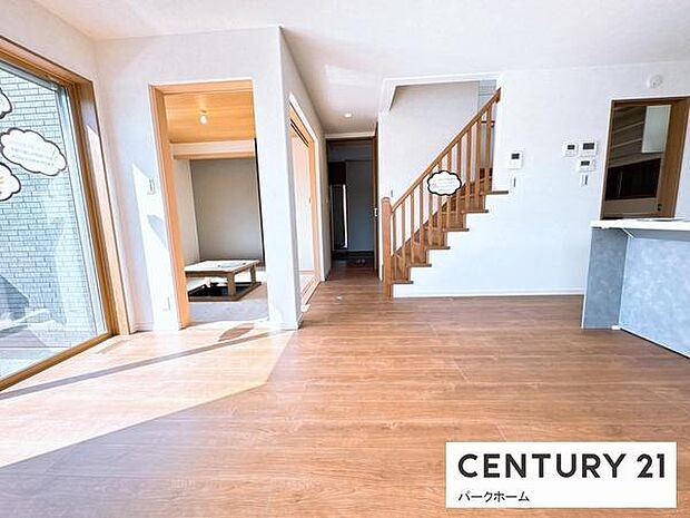 一体感のあるリビングとダイニングとキッチンと畳スペース